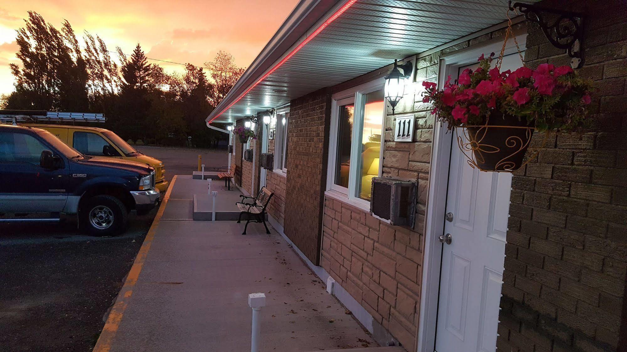 Westway Inn Motel Neepawa Kültér fotó